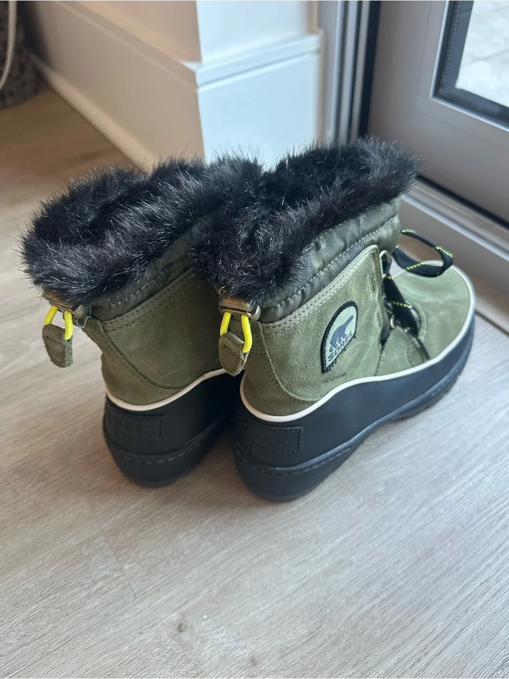 Sorel women’s Olive Green Winter Boots with Faux Fur size 6.5